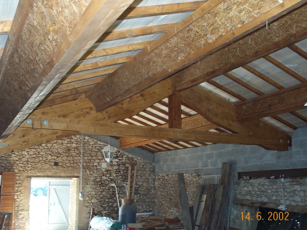 Section triangulaire de la Poutre Jappy posée sur dé béton — pied de ferme